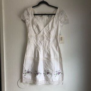 Shoshanna white Dress with Embroidered Details “peasant dress” bridal flaw